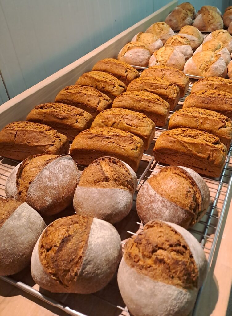 Photo des pains sur le plan de travail après cuisson